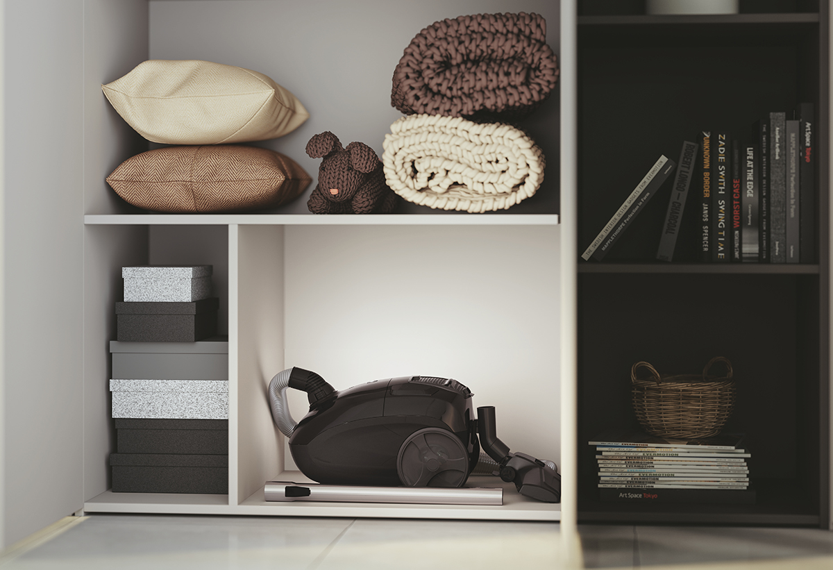 Η σκούπα τοποθετημένη σε ένα μικρό ράφι